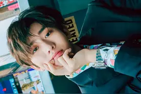 蔡徐坤黑色绸缎西装，街头风造型炫酷图片