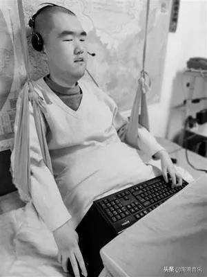 他是乐坛最特别的作词人，只有两根手指能动，却让20万人都哭了