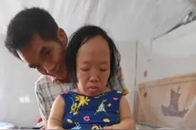 袖珍人冒险生孩子 引发网友热议图片