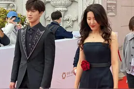 曾黎真霸气！穿连体裤红毯当众脱鞋，光脚拎鞋下楼真没人比她敢秀图片