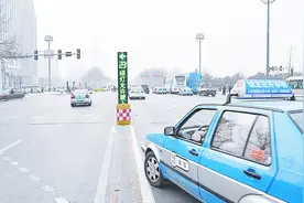 又一项交规，借道左转了解一下，别被扣分罚款！
