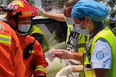 救援现场，万能消防员遇见护士小姐姐，一个举动暖化了图片