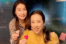 40岁郭晶晶给63岁婆婆朱玲玲庆生，两人拥有同款鼻子，合照似姐妹图片