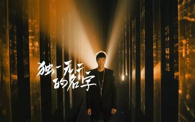无论是在“信乐团”还是成为“苏见信”，他都是一个活自己的人