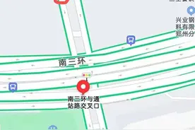 女子暴雨中被困6次劝老公“别来找我”，老公带着铲车前来营救，同时救下5名人员图片