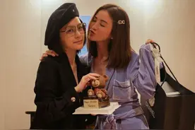 阿娇为好姐妹蔡卓妍庆生，头部缝66针后素颜出镜，不见此前伤口图片