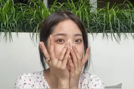 欧阳娜娜在三亚度假好放飞，穿碎花裙比例优越，比留学时更叛逆图片