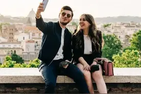 追求女孩不能光砸钱！4个小技巧，温馨又实用，助你俘虏她的真心图片