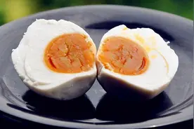 腌咸鸭蛋时，不要直接用盐腌，教你一招，20天流油起沙，特别实用图片