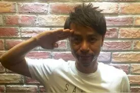 故事：退伍弟弟到姐姐家，姐夫的老板站起来对着弟弟敬礼，姐夫羞愧难当图片