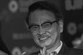 吴孟达儿子现身医院，眼圈泛红送他最后一程，刘德华等人发文悼念图片