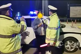 【十堰】女司机醉驾上高速被抓！被抽血竟抱怨“一个月都吃不回来”图片