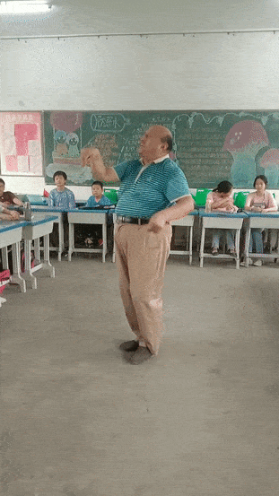 他从没上过舞台，却被学生封为“超级舞王”图片
