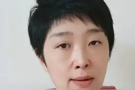 石富宽女儿晒视频，德云社众人站立显拘谨，老先生稳坐中间派头足图片