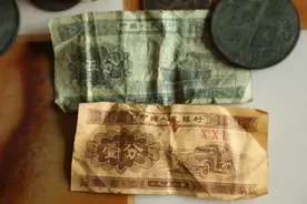 70岁大叔卖雪糕积攒好多零钱，忘记在柜子里，现在想花也花不出去图片