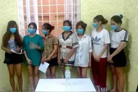 疫情当前，7名年轻貌美的越南女子却聚集在一起“寻欢作乐”图片