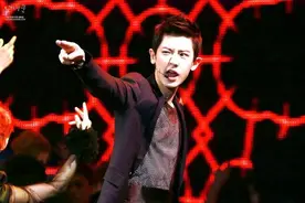 他在街上因长得太帅被星探相中，四年练习涯直接在顶级男团大势图片