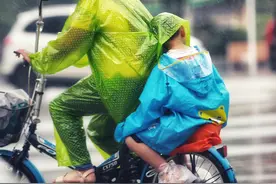 下雨天，行人匆匆图片