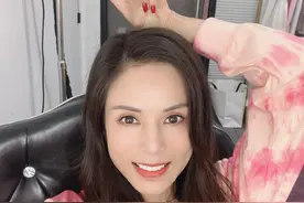 55岁李若彤罕见公开真实素颜，满脸胶原蛋白无皱纹，被赞少女肌图片