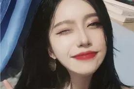 小说：衣着暴露的时尚女郎图片