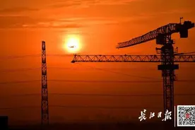 早安武汉 | 凌晨5点塔吊开动，武汉从晨曦中醒来图片