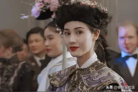 51岁李嘉欣越老越惊艳，穿健美裤同狗亲吻，“牛奶肌肤”绝美图片