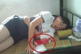 “妹子睡觉，应该把东西收起来！”被人看见很尴尬啊图片