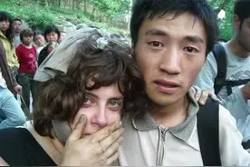 2008年，22岁四川小伙搭救外国女孩，13年后，女孩以独特方式报恩图片