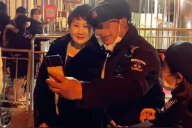 58岁张凯丽罕露面，嫁富豪老公嫩成少女，与保安亲切合影接地气图片