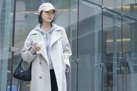 最近火了一种穿法叫：“大衣+运动鞋”，时髦显高，照着穿就对了图片