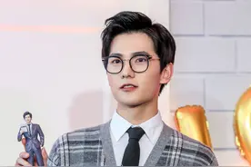 杨洋戴眼镜化身最帅学长，完美消化学院风穿搭图片