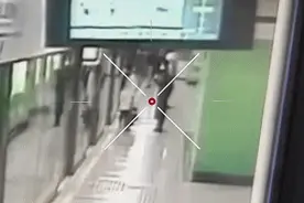 一直担心的事情还是发生了！手机意外掉入上海地铁轨道，网友：还掉过鞋、伞、合同、早饭图片