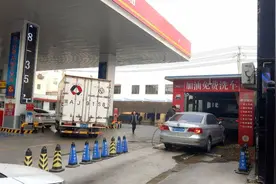 加油站的免费洗车你敢洗吗？建议加完油开车就走，别贪小便宜图片