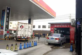 加油站的免费洗车你敢洗吗？建议加完油开车就走，别贪小便宜图片