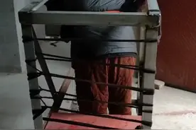 父亲脑梗下身瘫痪，儿子做“康复车”让爸爸重新行走，看看啥样的？图片