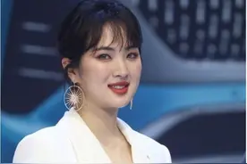 华为千金在《中餐厅》与丁真同框，穿白T身材圆润，比丁真还壮实图片