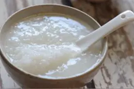 熬大米粥，直接下锅就错了！教你一招，10分钟煮开花，香浓黏稠图片