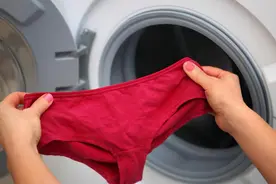 女性每天都洗内裤，为何中间还是发黄发硬呢？医生一次性为你说清图片