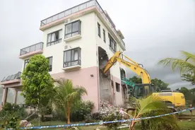视频 | 万宁依法拆除长丰镇东和居群英小组一幢三层违建楼房图片