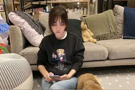 陈嘉桦居家照，穿卫衣配牛仔裤很休闲，长发造型比短发更显女人味图片