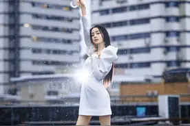 热巴久违的名场面曝光！穿白色礼服站在雨天里，打塑料伞有奢华感图片