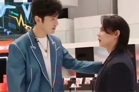 尹正像个大妈，对黄晓明说“裤衩都小了吧”，揭开娱乐圈明星艰辛图片