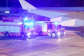 默克尔乘机被“紧急降落” 德总理被专机故障“延误”视频封面