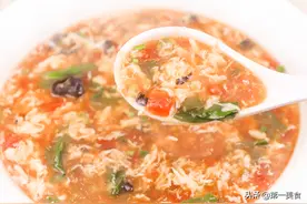 鸡蛋汤可别直接倒入鸡蛋，大厨教你1个技巧，蛋花漂亮又好喝图片