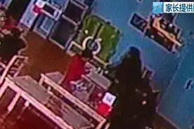 愤怒！枉为人师！孩子吃饭慢被老师一脚踢站不起来 下身青紫图片