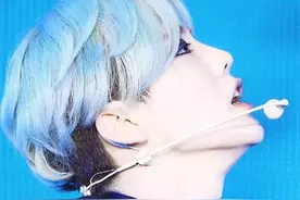 鹿晗蓝色头发参加演唱会，变身童话王国的王子图片