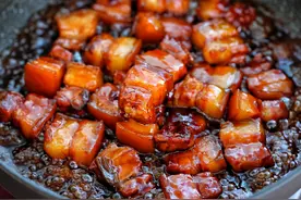 炒糖色时，冰糖先下锅就错了，大厨教你做法，红润鲜亮，不糊不苦图片