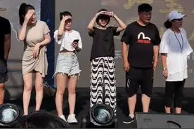 象牙山度假村开业礼，王小蒙热舞生图差距大，杨晓燕身材抢镜图片