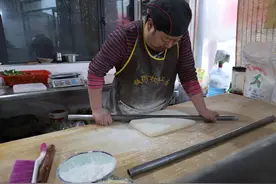一天得擀三袋面 两根钢管做面杖图片