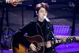 王俊凯铆钉流苏双拼皮衣个性时髦，少年浪漫硬朗，小凯玩乐队超酷图片